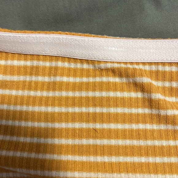 Yellow and white crop top - Picture 4 of 4